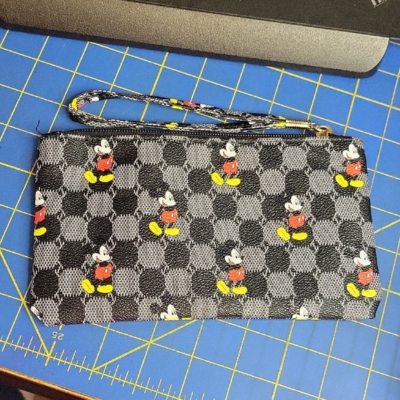 Disney Mickey Mouse Checkered Wristlet 8x5 - Picture 1 of 1